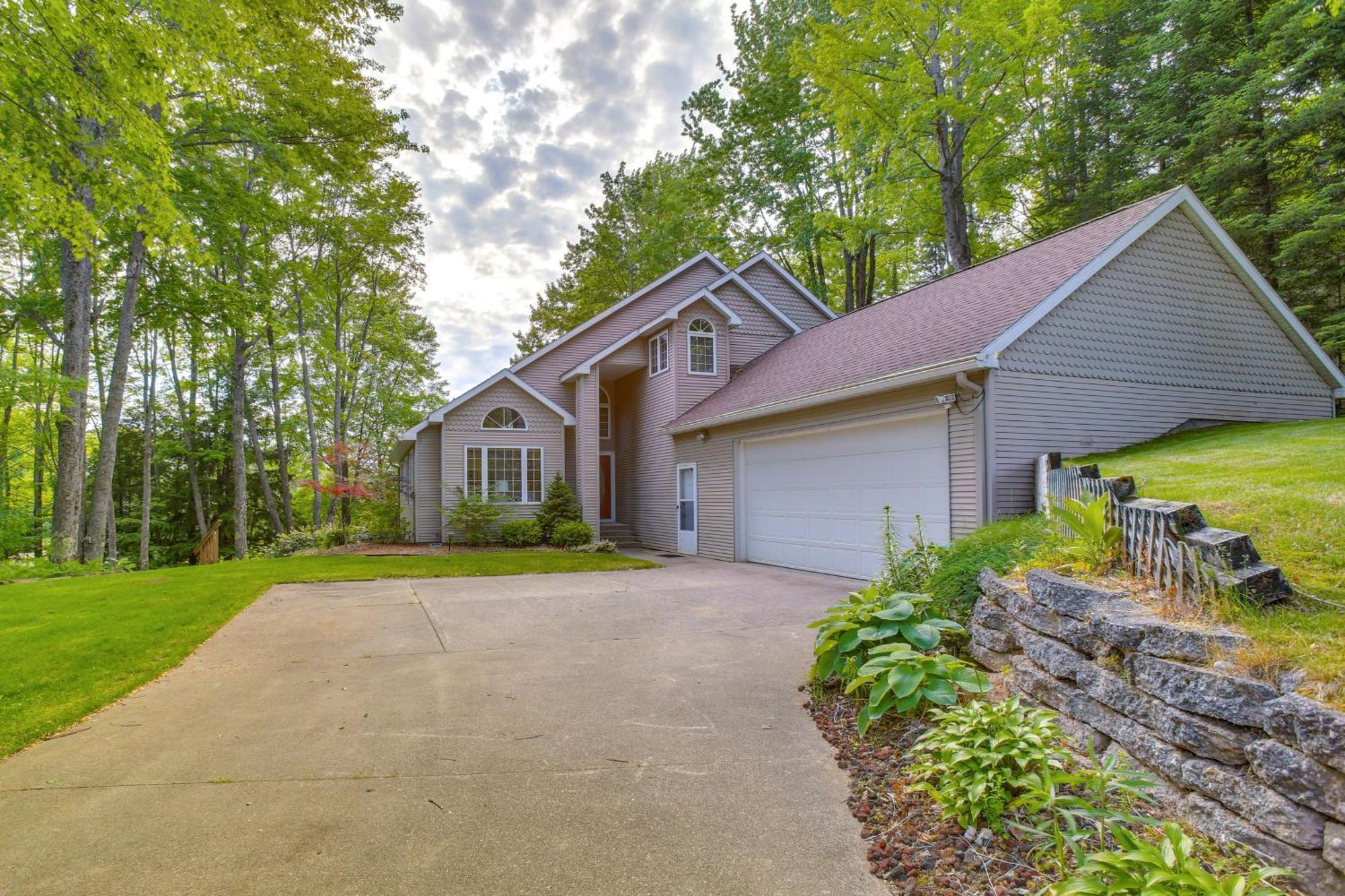 Family-Friendly Cadillac Home With Golf Course Views Extérieur photo