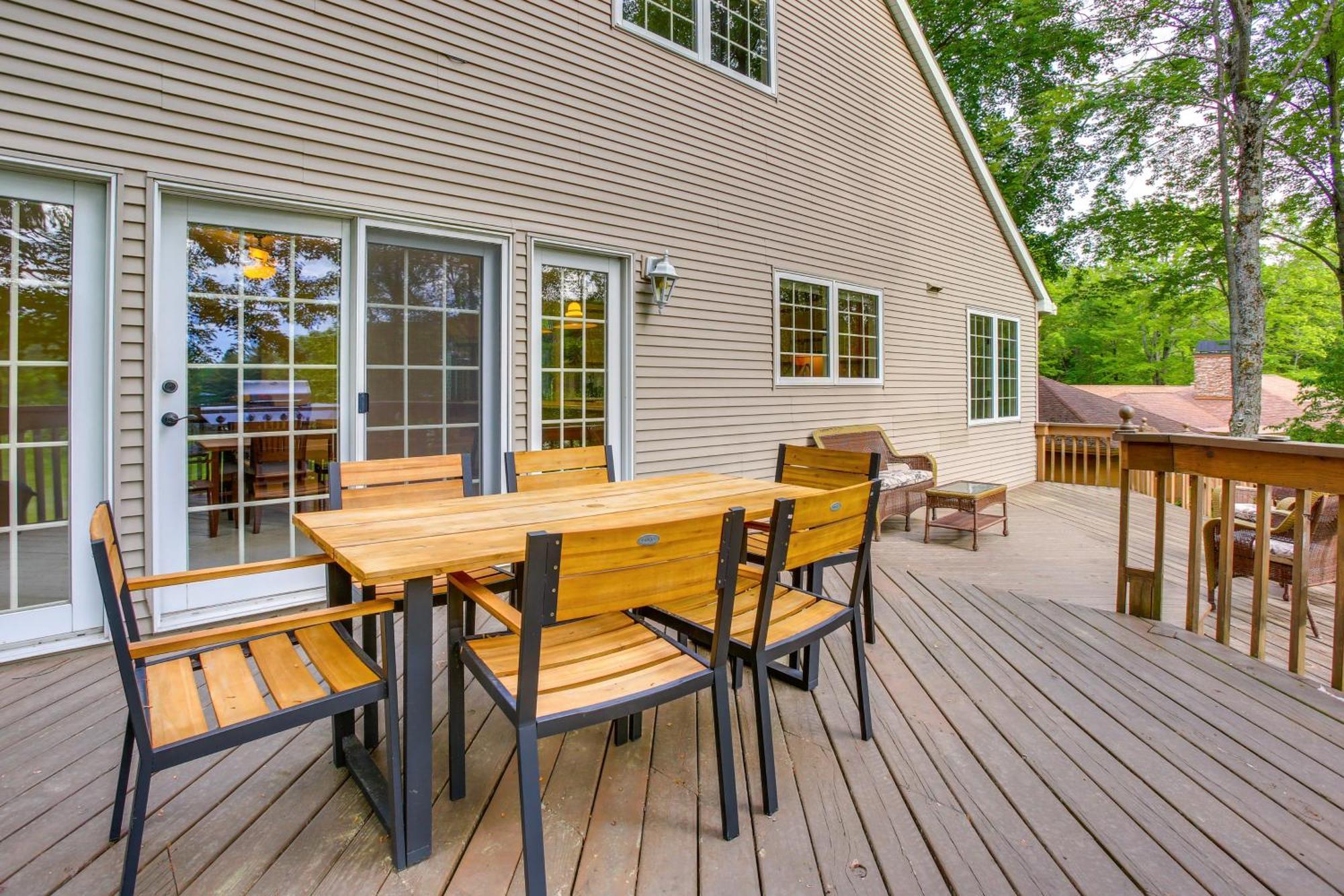 Family-Friendly Cadillac Home With Golf Course Views Extérieur photo