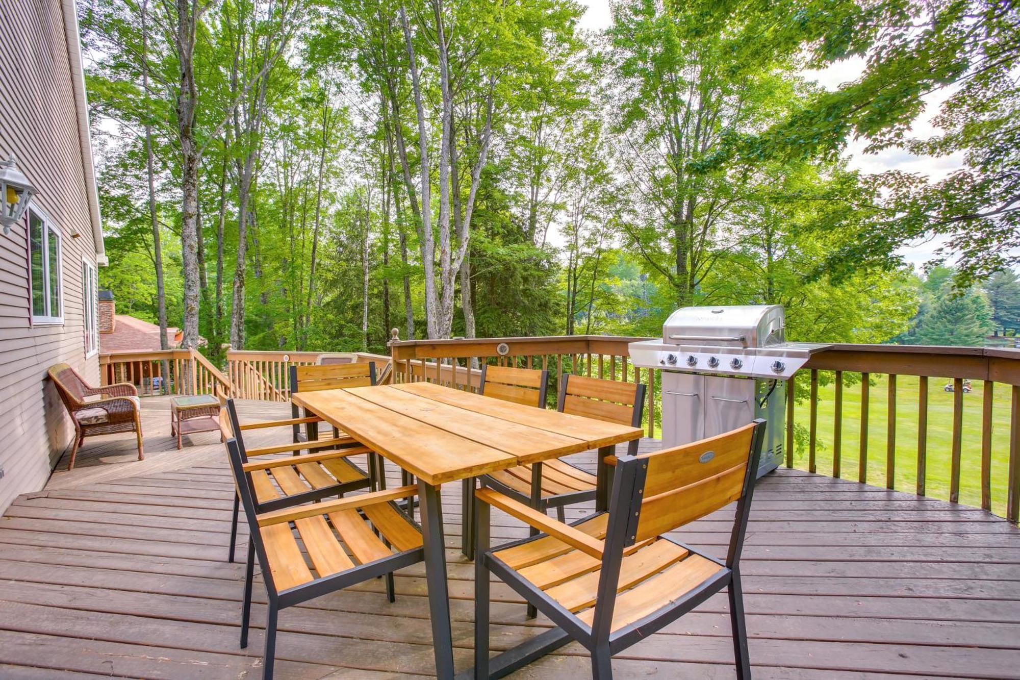 Family-Friendly Cadillac Home With Golf Course Views Extérieur photo