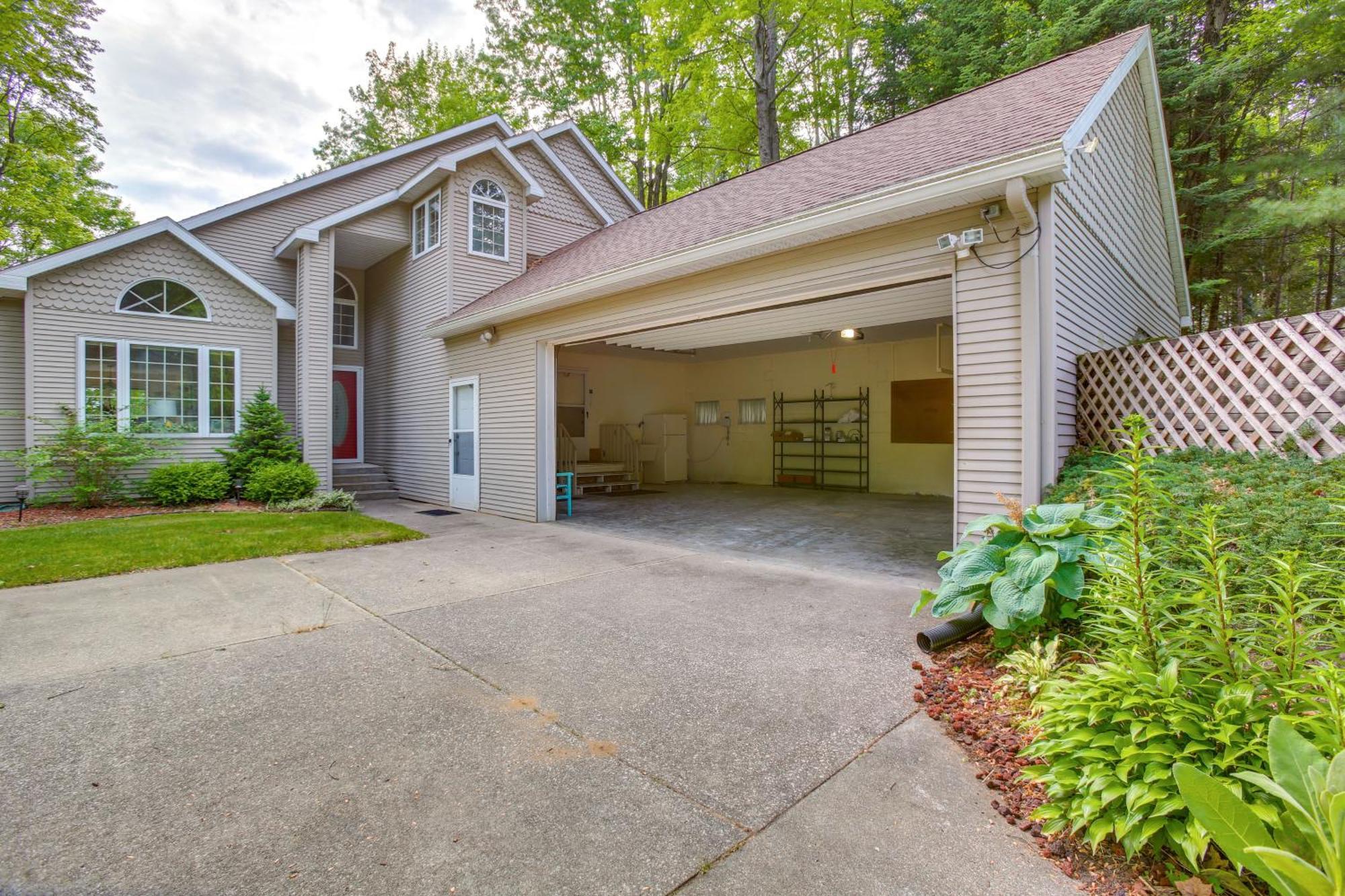 Family-Friendly Cadillac Home With Golf Course Views Extérieur photo