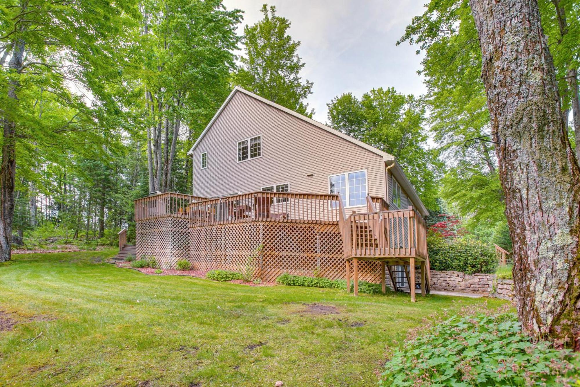 Family-Friendly Cadillac Home With Golf Course Views Extérieur photo