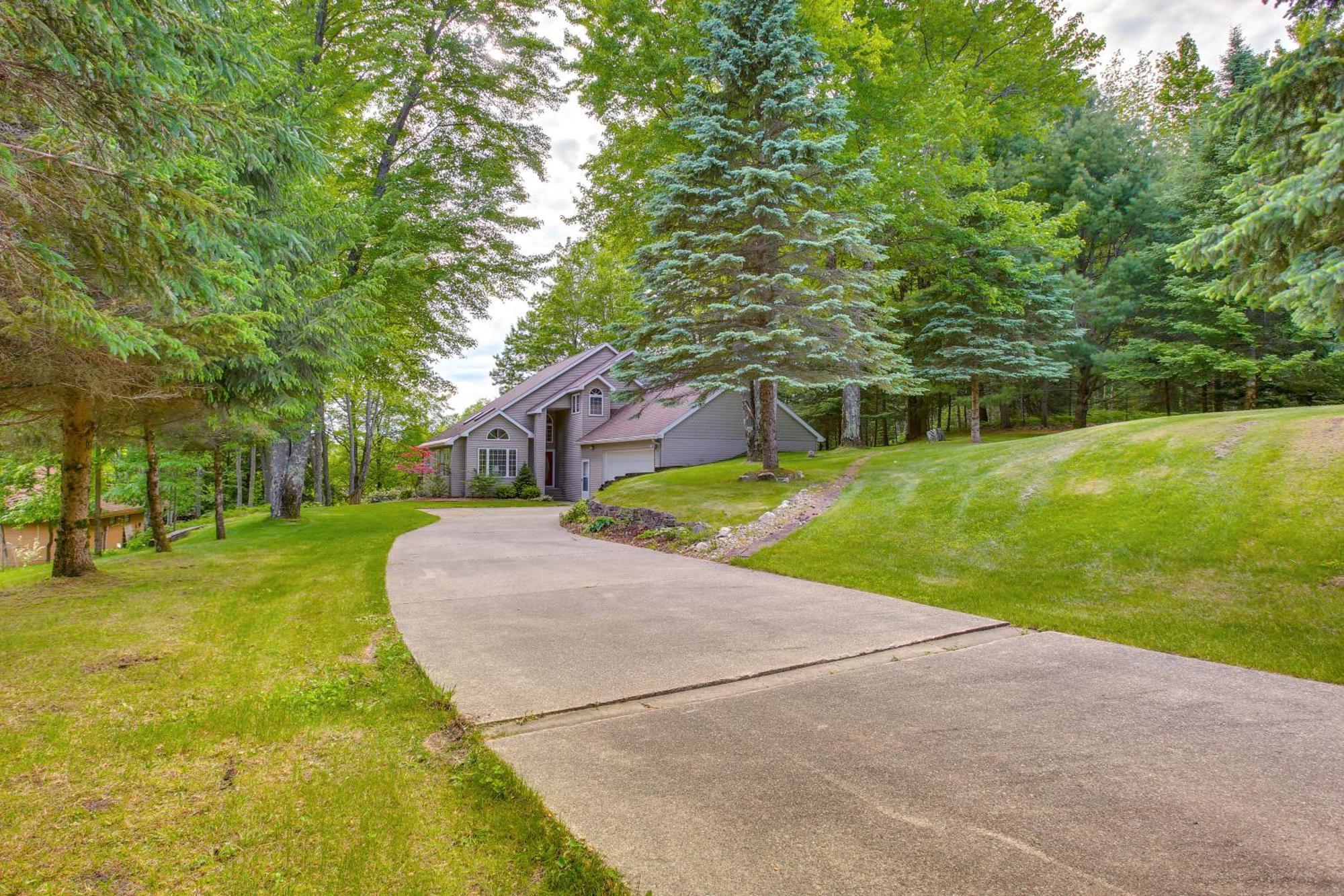 Family-Friendly Cadillac Home With Golf Course Views Extérieur photo